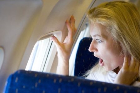 Viaggi in aereo: vestiti e accessori da evitare assolutamente quando si vola